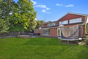 High Road, Chigwell, IG7