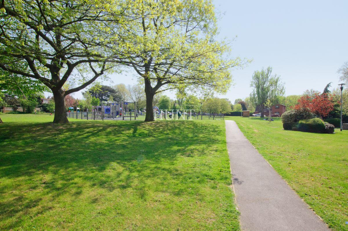 High Road, Chigwell, IG7 - Slide 15