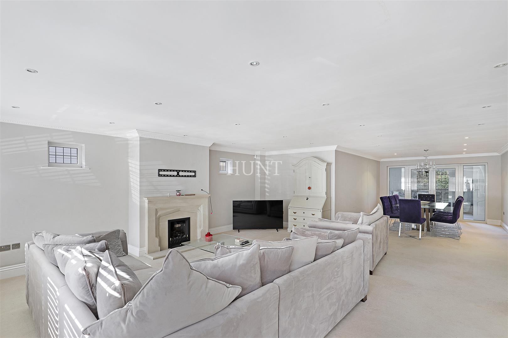 High Road, Chigwell, IG7