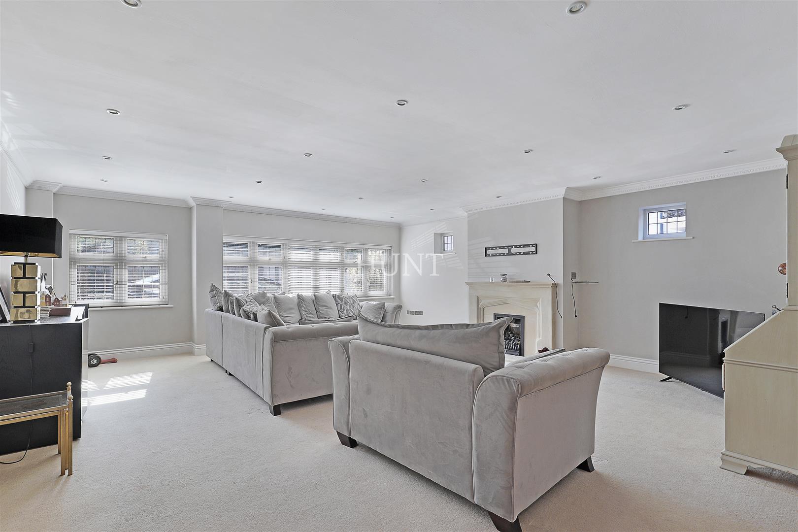 High Road, Chigwell, IG7 - Slide 20