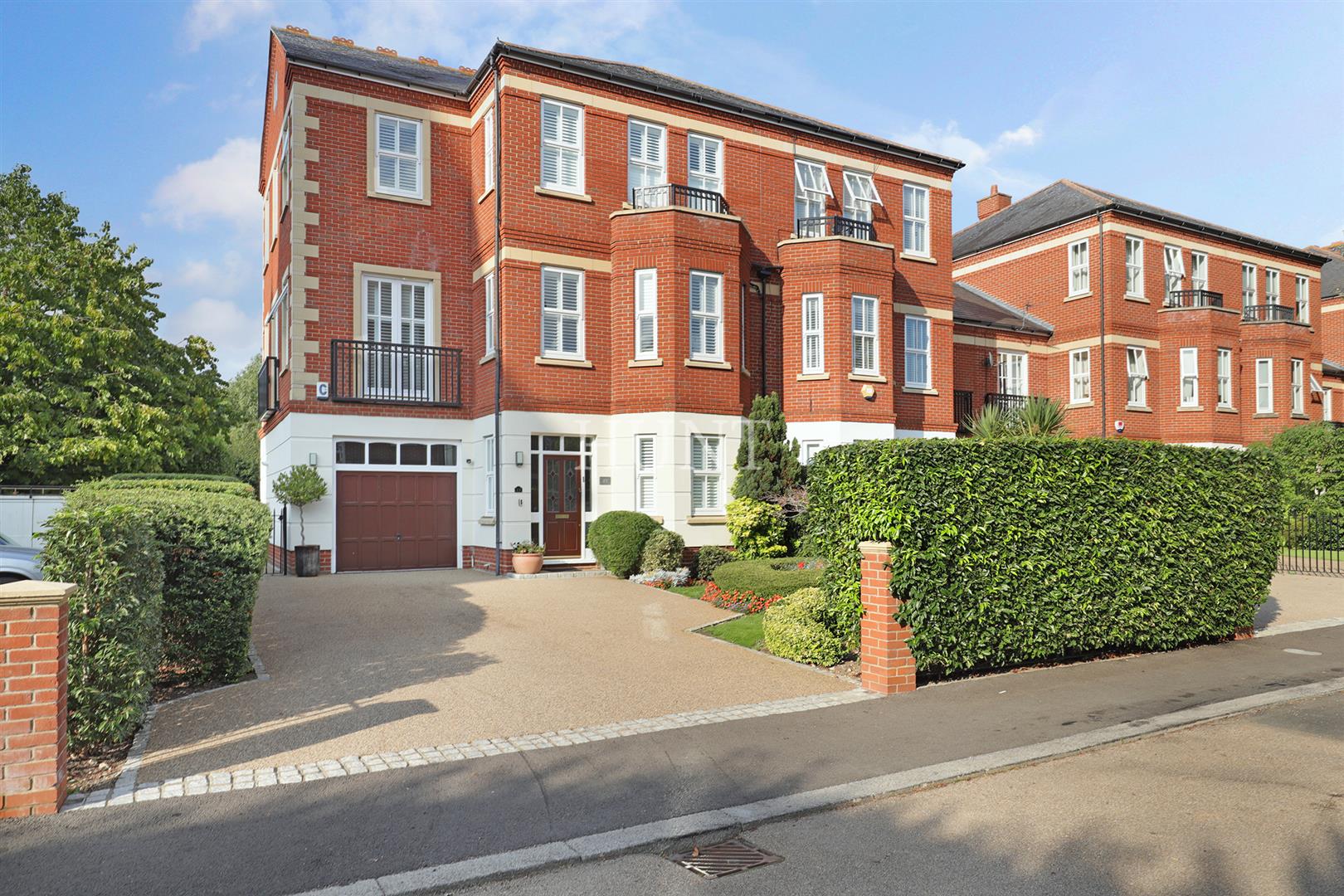Rosebury Square, Woodford Green, IG8 - Slide 19