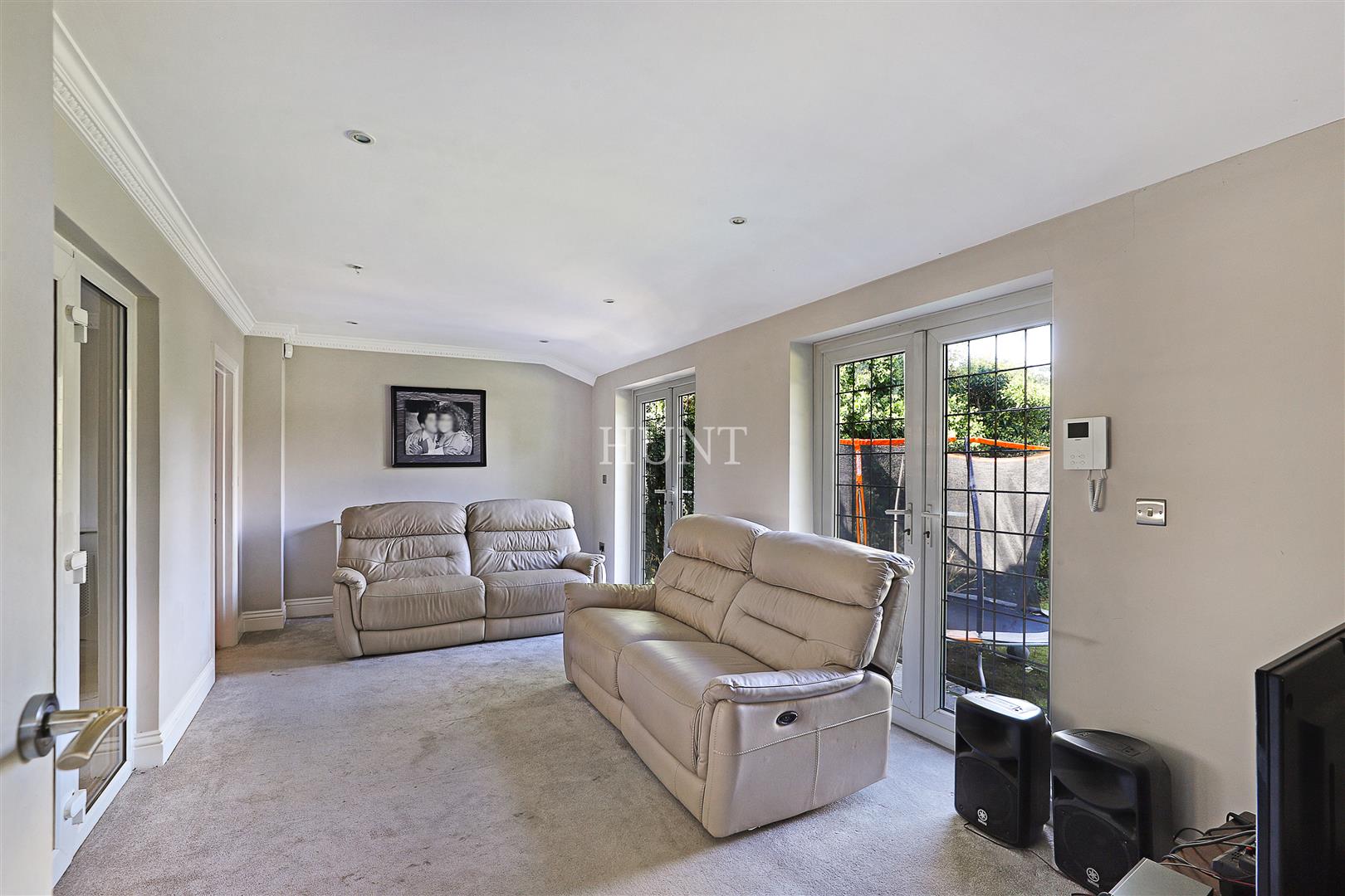 High Road, Chigwell, IG7 - Slide 21