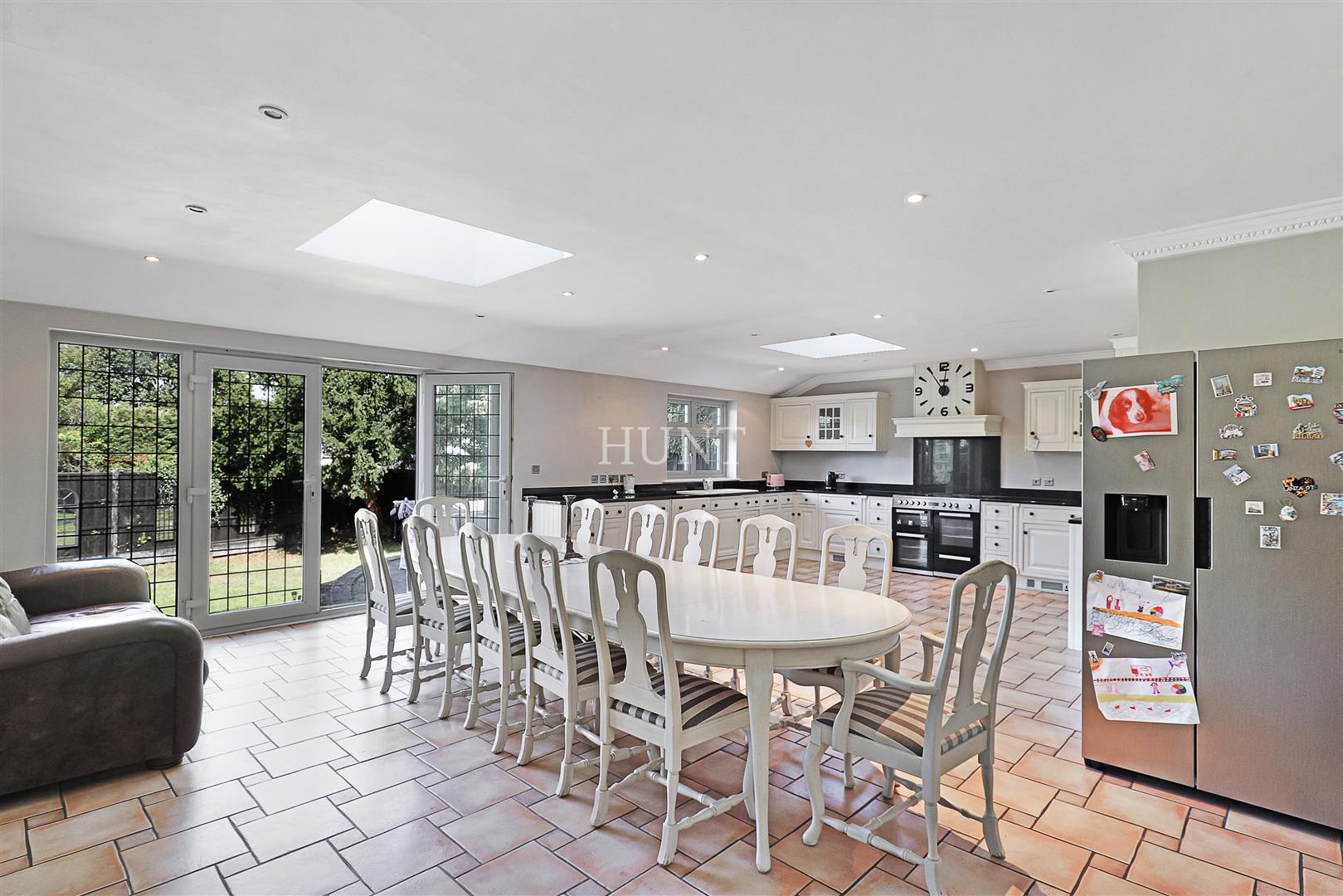 High Road, Chigwell, IG7 - Slide 24