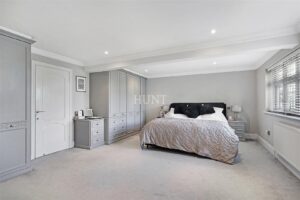 High Road, Chigwell, IG7