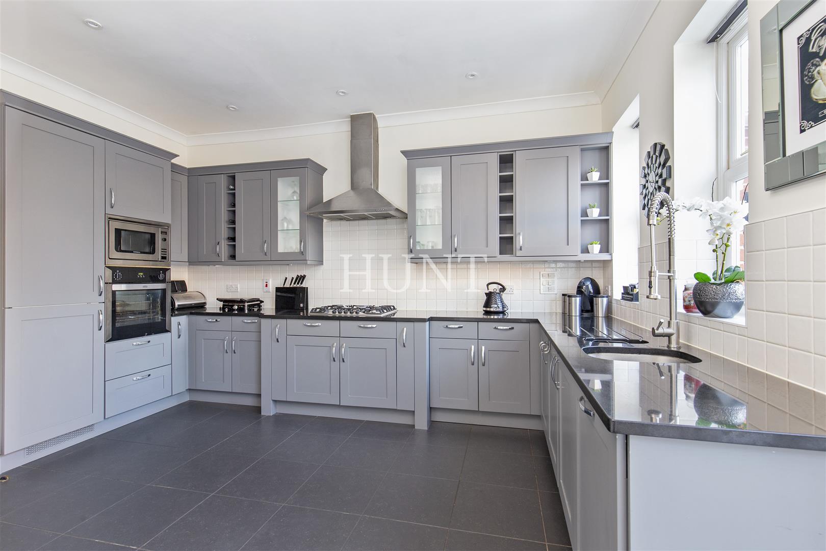 Brandesbury Square, Woodford Green, IG8 - Slide 3