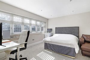 High Road, Chigwell, IG7