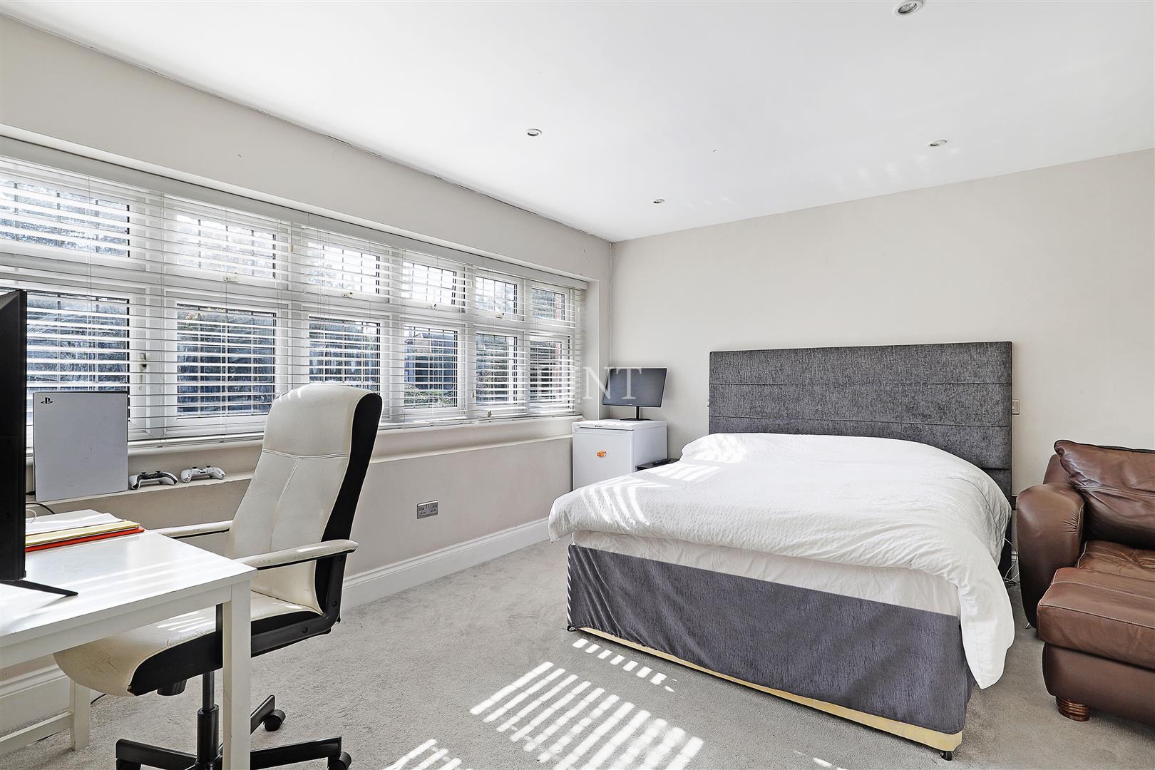 High Road, Chigwell, IG7 - Slide 5