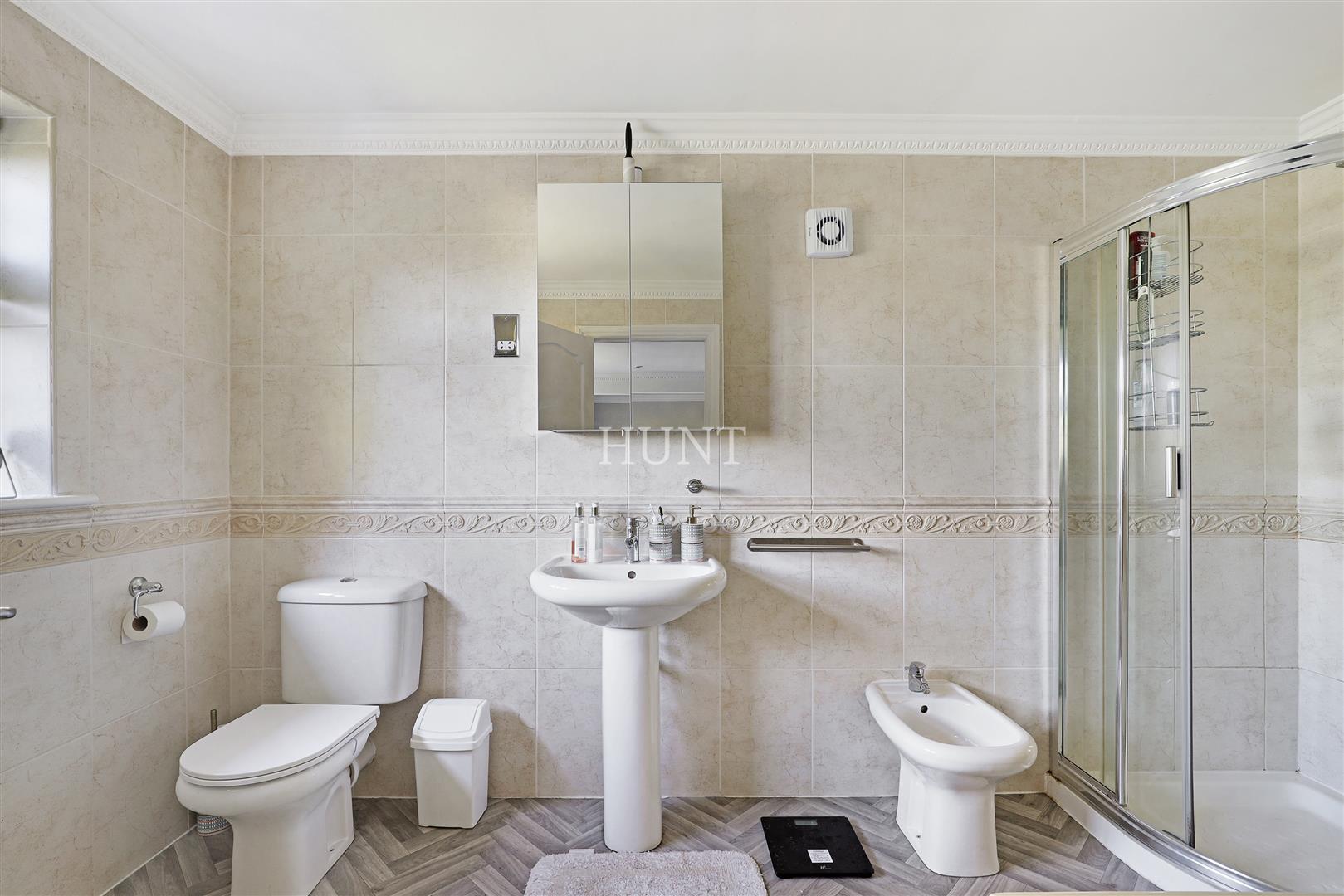 High Road, Chigwell, IG7 - Slide 6