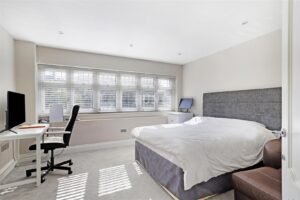 High Road, Chigwell, IG7