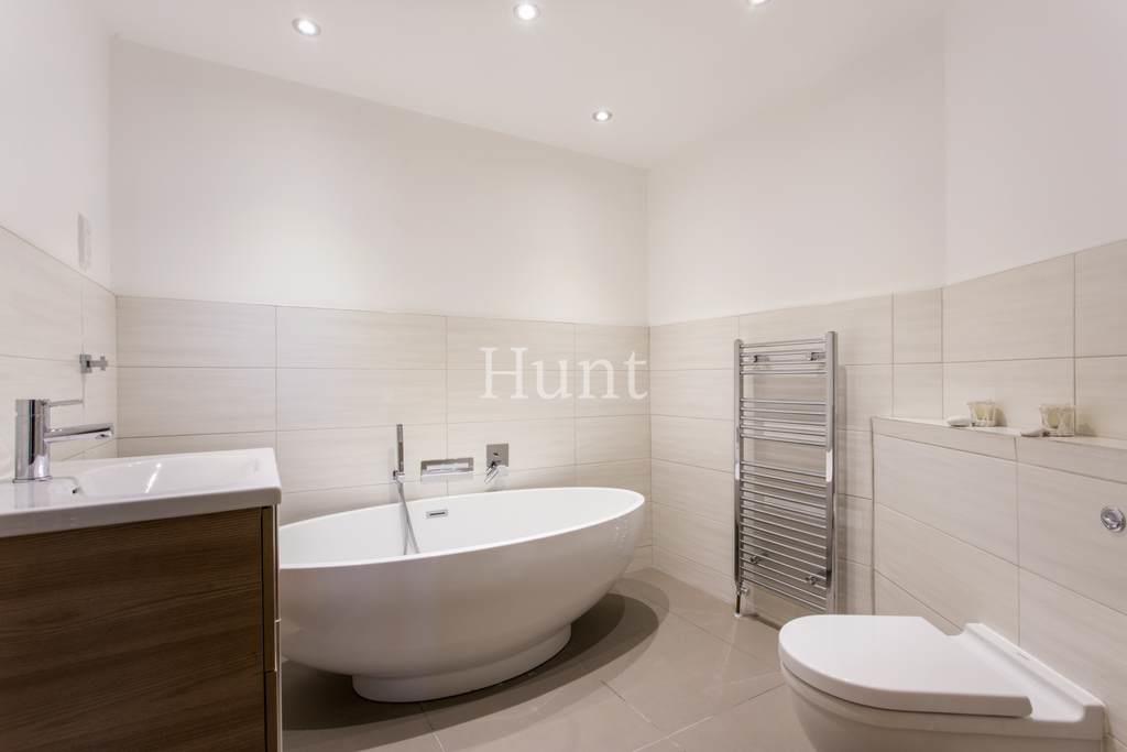 Burnt House, Chigwell, IG7 - Slide 7