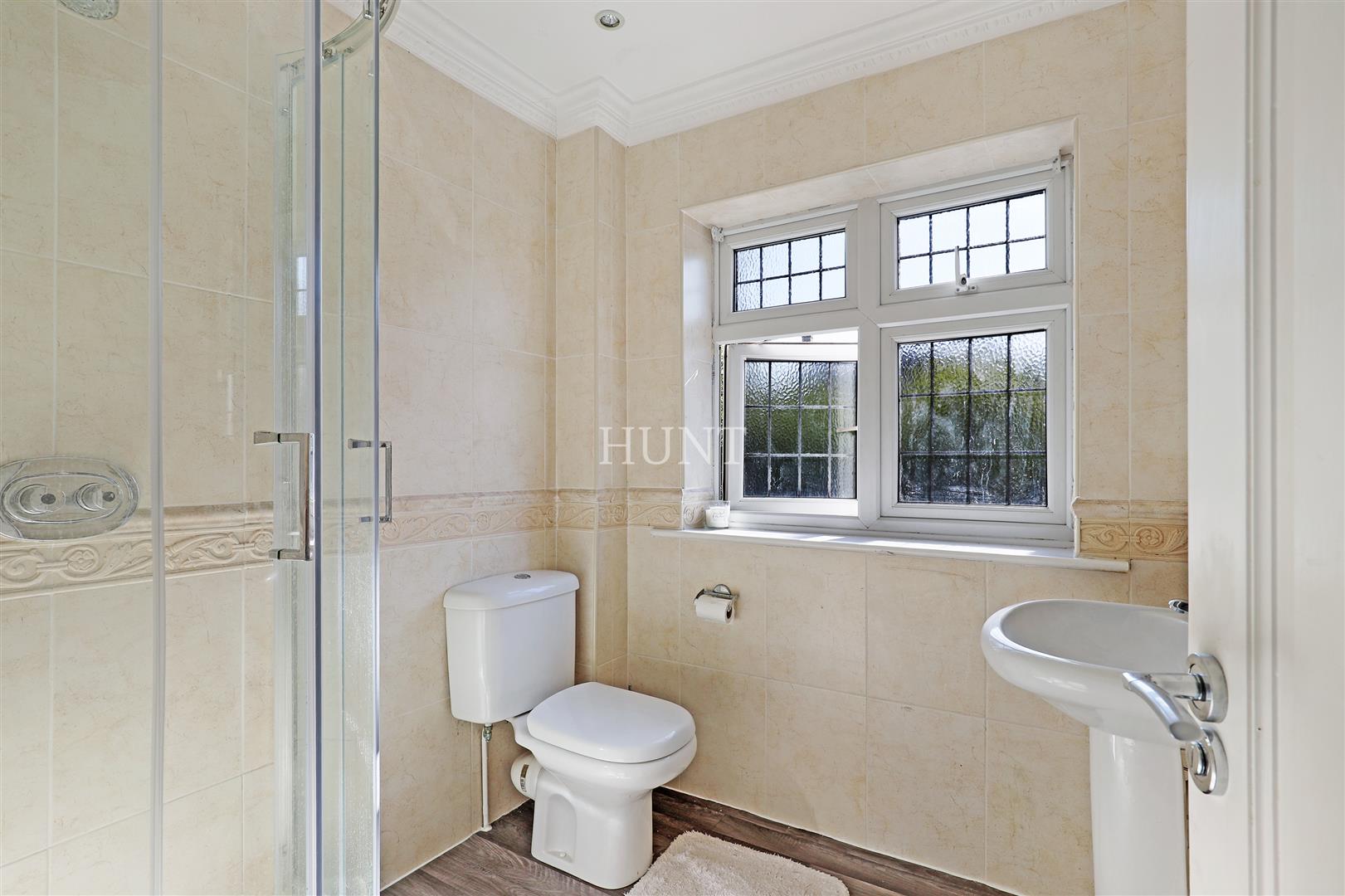 High Road, Chigwell, IG7 - Slide 8