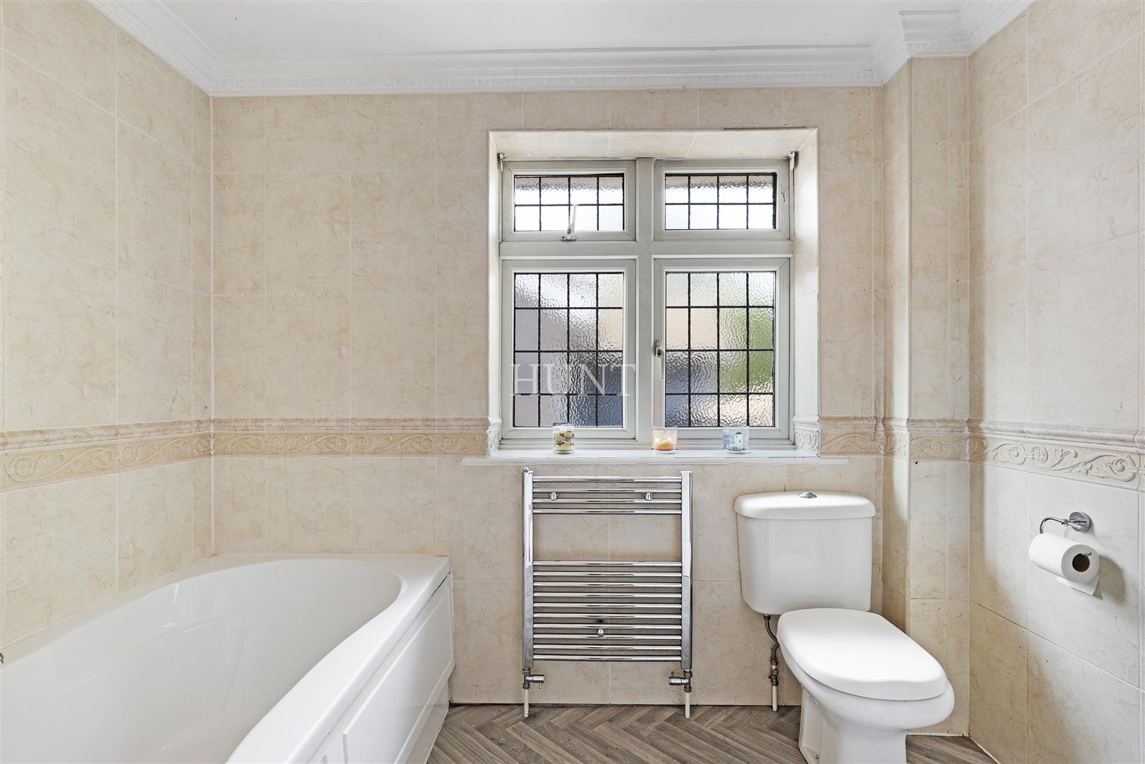High Road, Chigwell, IG7 - Slide 9