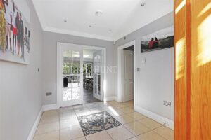 High Road, Chigwell, IG7