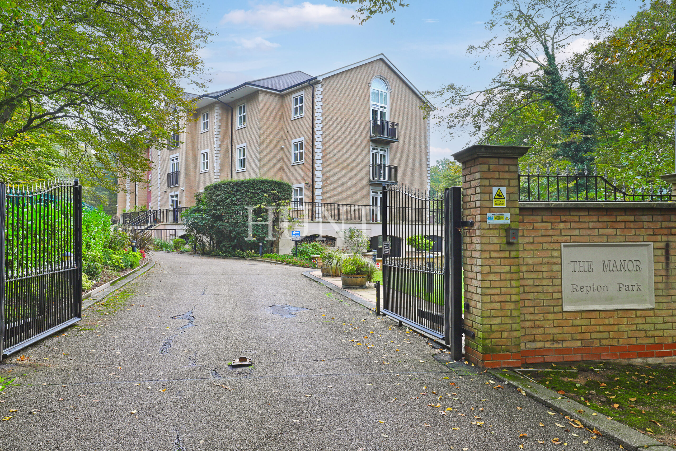 The Manor Repton Park, Woodford Green, Essex, IG8 - Slide 22