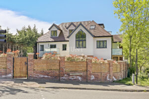 Manor Road Chigwell, IG7