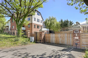 Manor Road Chigwell, IG7