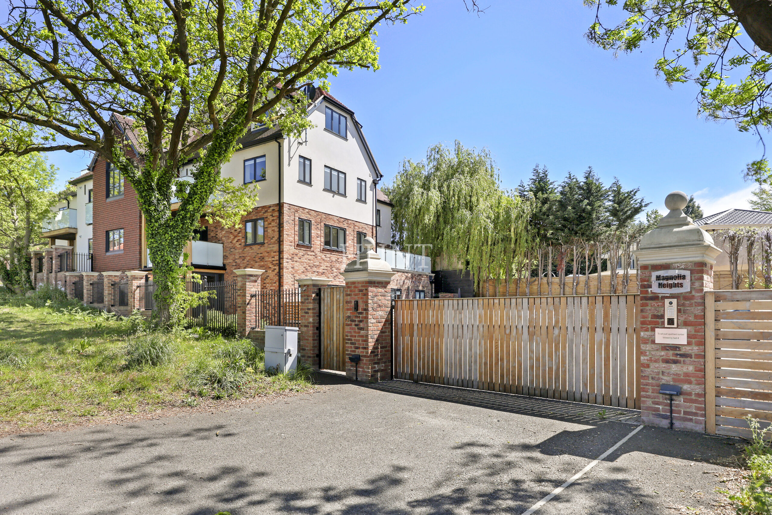 Manor Road Chigwell, IG7 - Slide 3